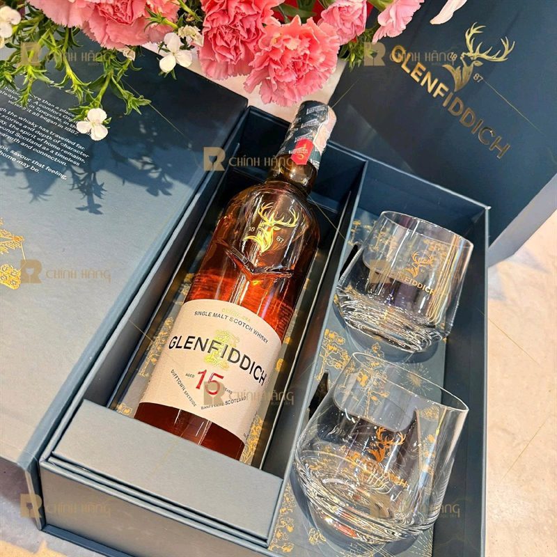 Chai Glenfiddich 15 thủy tinh trong cùng hai ly trong hộp quà Tết 2027