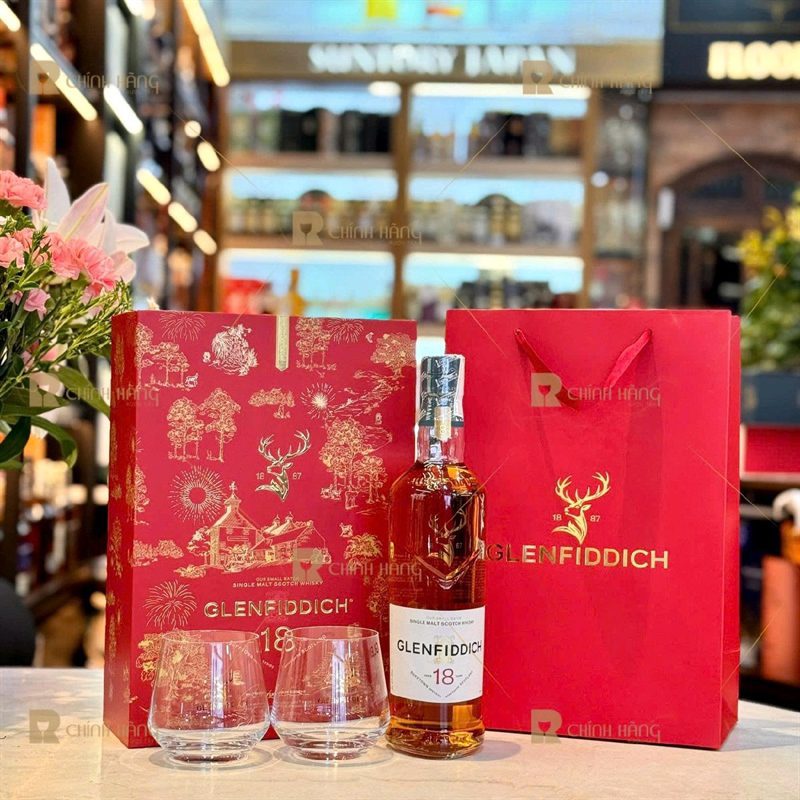 Hộp quà Glenfiddich 18 Tết 2027 mở kiểu sách với khay đỏ