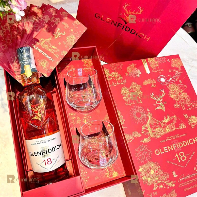 Cận cảnh chai Glenfiddich 18 và ly tumbler trong hộp quà Tết 2027