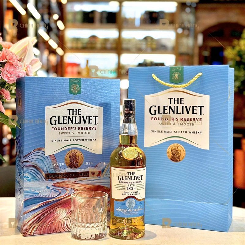 Hộp quà Glenlivet Founder's Reserve Tết 2027 mở kiểu sách với khay xanh