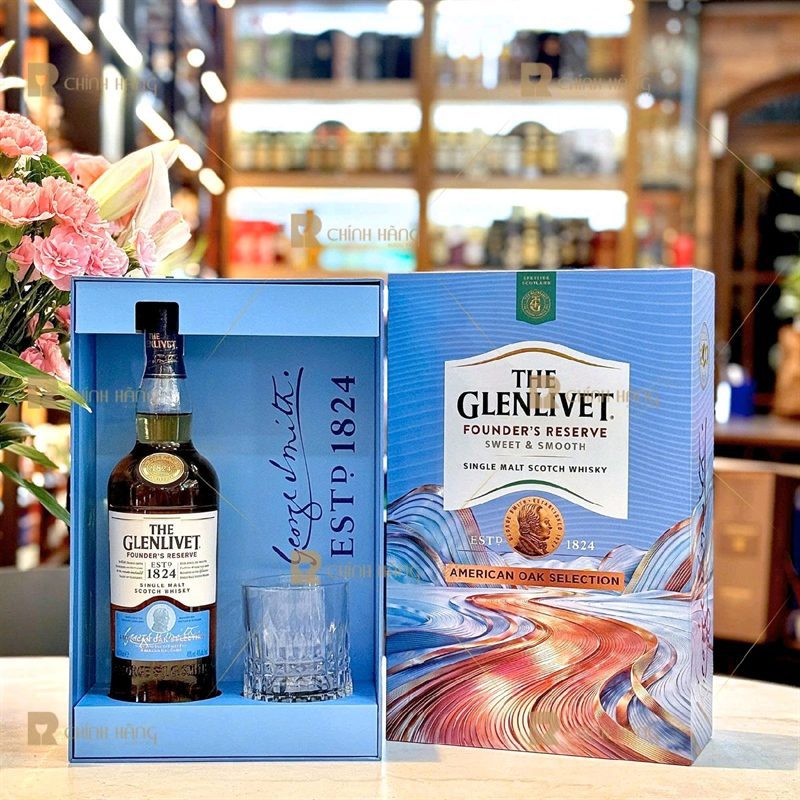 Cận cảnh chai Glenlivet Founder's Reserve và ly tumbler trong hộp quà Tết 2027
