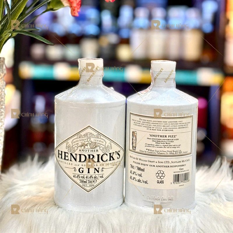 Hendrick's Another mặt trước và mặt sau chai, nhãn sau in công thức Another Fizz của hãng