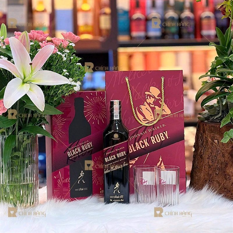 Trọn bộ Johnnie Walker Black Ruby hộp quà Tết tại showroom kèm túi quà đỏ magenta