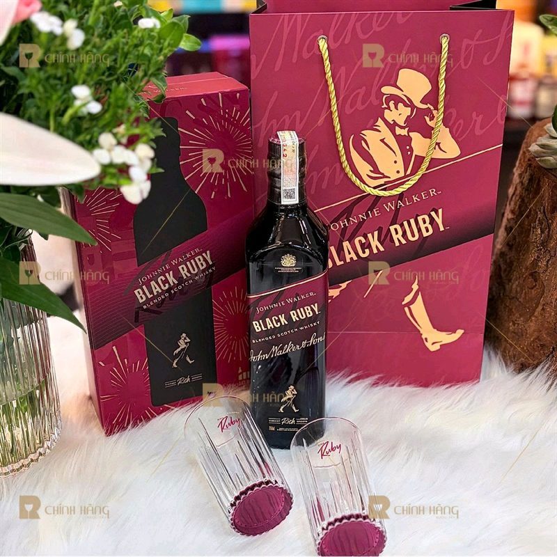 Chai Johnnie Walker Black Ruby cùng 2 ly highball khi tiếp khách