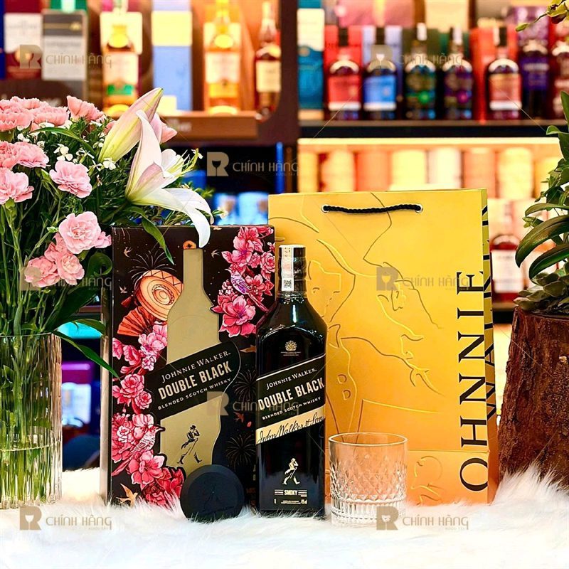 Trọn bộ Johnnie Walker Double Black hộp quà Tết tại showroom kèm túi quà Johnnie Walker