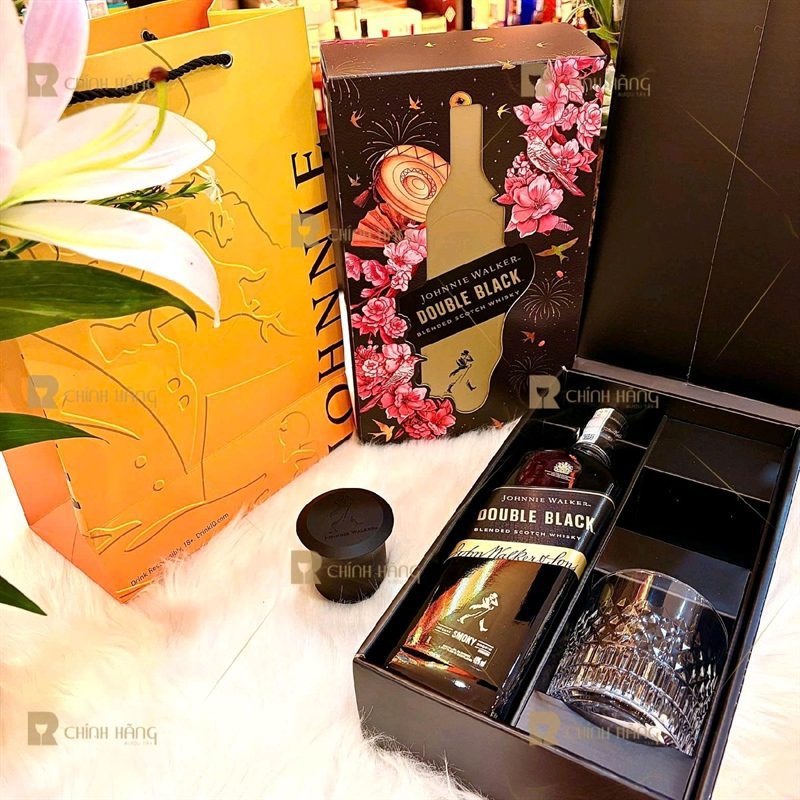 Bên trong hộp Johnnie Walker Double Black hộp quà Tết chai và ly trong khay đen kèm khuôn làm đá