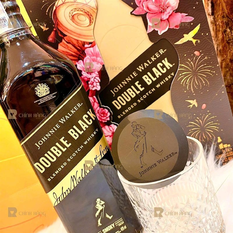 Cận cảnh khuôn làm đá tròn khắc Striding Man kèm trong set Johnnie Walker Double Black
