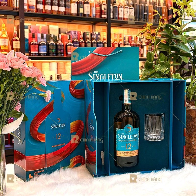 Hộp The Singleton 12 hộp quà Tết mở cánh tại showroom kèm túi quà xanh của hãng