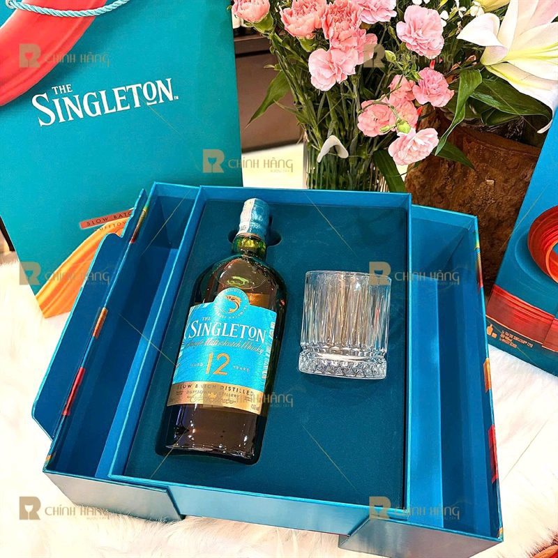 Bên trong hộp The Singleton 12 hộp quà Tết chai và ly pha lê trong khay xanh