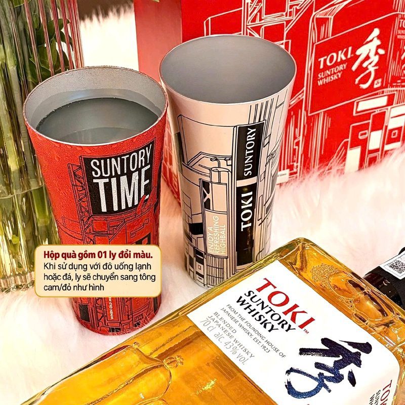 Cận cảnh ly highball đổi màu kèm theo set quà Suntory Toki