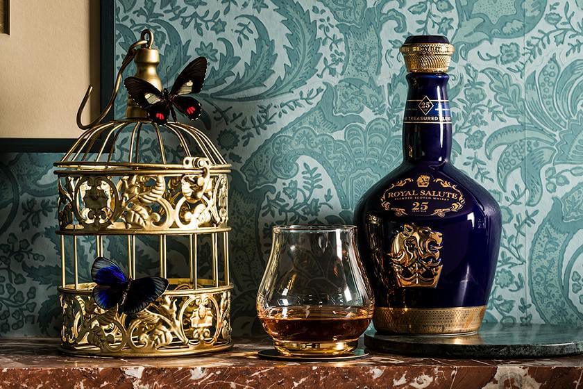 Chivas 25 chai sứ Royal Salute được thiết kế ấn tượng, cùng sự cộng hưởng từ hương thơm đa tầng của trái cây khô, kẹo bơ, socola đắng và thoảng mùi khói.