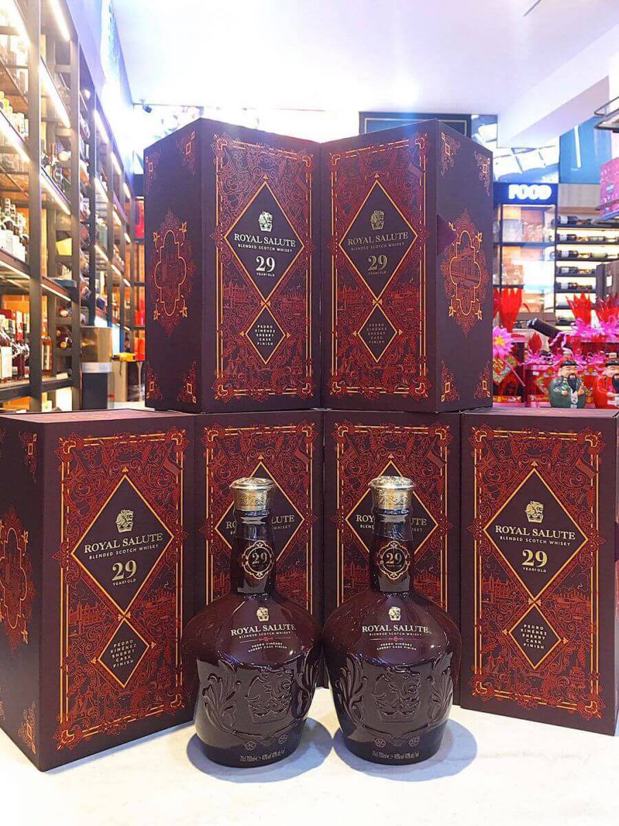 Chivas 29 là phiên bản giới hạn với vị mật ong ngọt ngào kết hợp mùi hương độc đáo từ thùng gỗ sherry từ vùng Pedro Ximenez mang đến dư vị đầy cuốn hút.