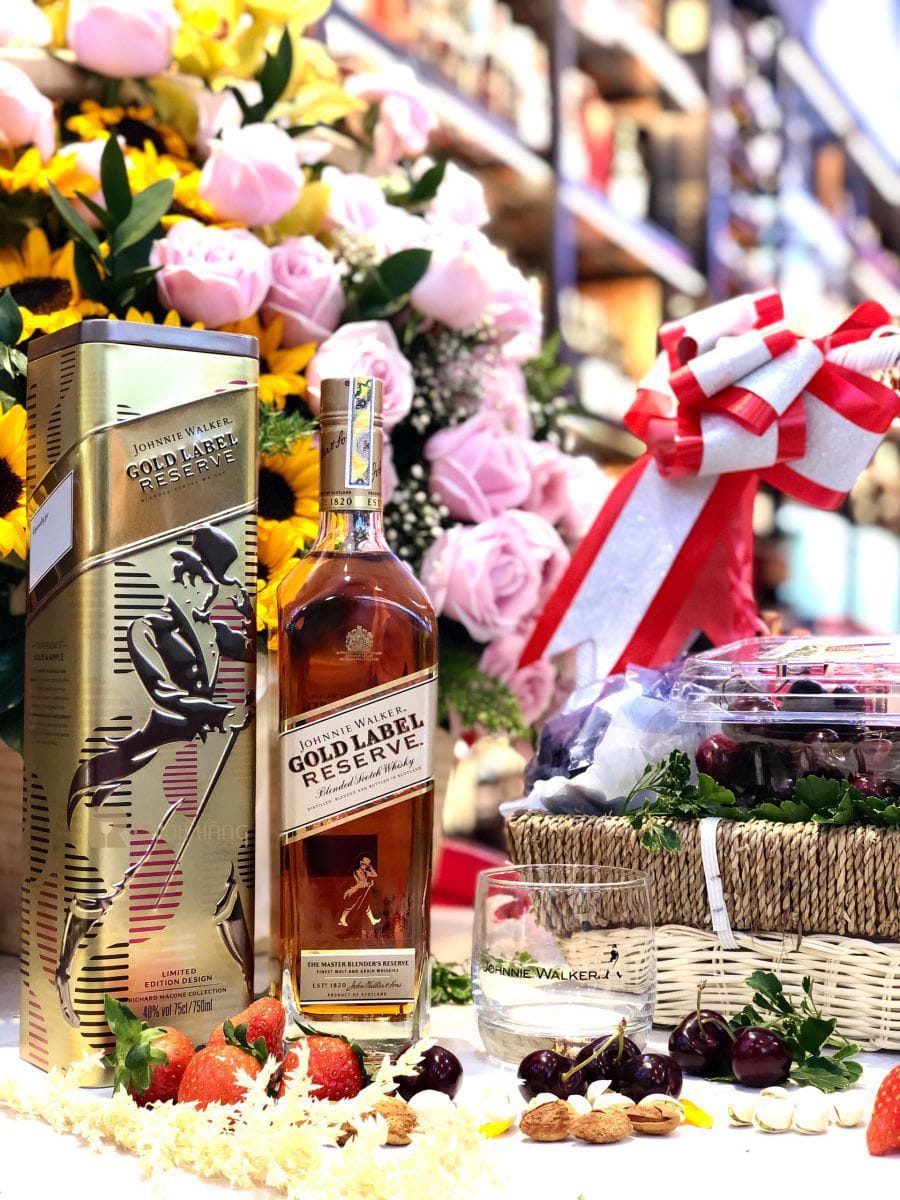 Hình chụp Johnnie Walker Gold Label hộp thiết Tết 2020 tại showroom RuouTayChinhHang.com