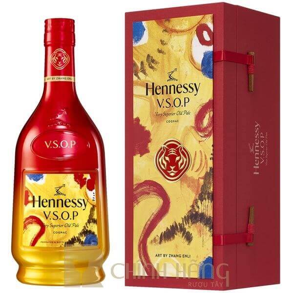Hình 1. Hennessy VSOP Tết 2022 sở hữu vẻ ngoài rực rỡ, tươi mới