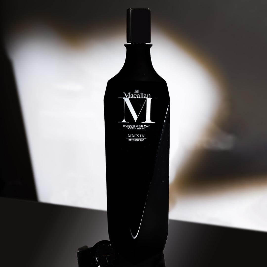 David Carson là người thiết kế ra mẫu hộp đựng và nhãn chai cho Macallan M Black
