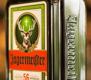 phân biệt rượu jagermeister thật bằng chữ nổi bên hông chai